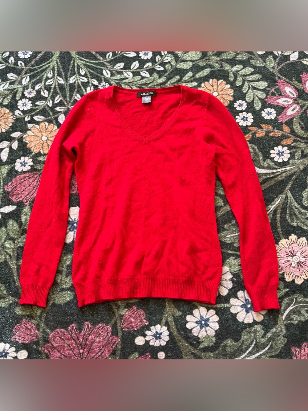 🌹 Ann Taylor Cashmere V-Neck Sweater 🌹